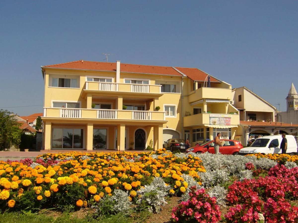 Buco Seafront Apartments & Fastfood Pakoštane エクステリア 写真