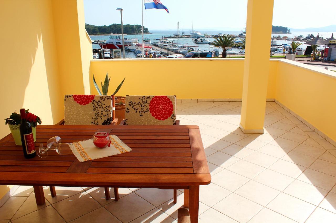 Buco Seafront Apartments & Fastfood Pakoštane エクステリア 写真