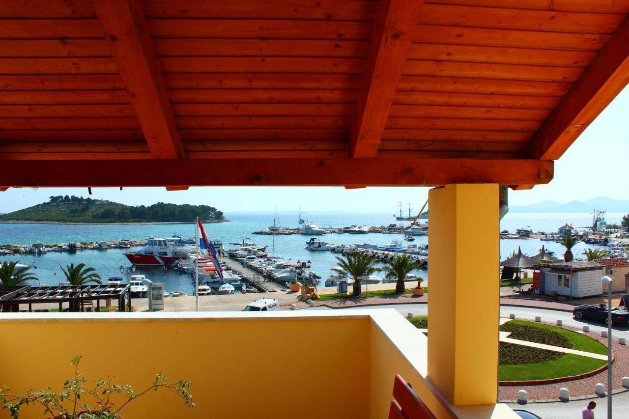 Buco Seafront Apartments & Fastfood Pakoštane エクステリア 写真